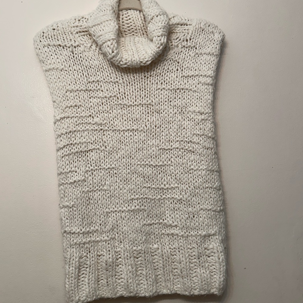 BCBGMaxAzria White Turtleneck sleeveless Sweater with Chunky Knit